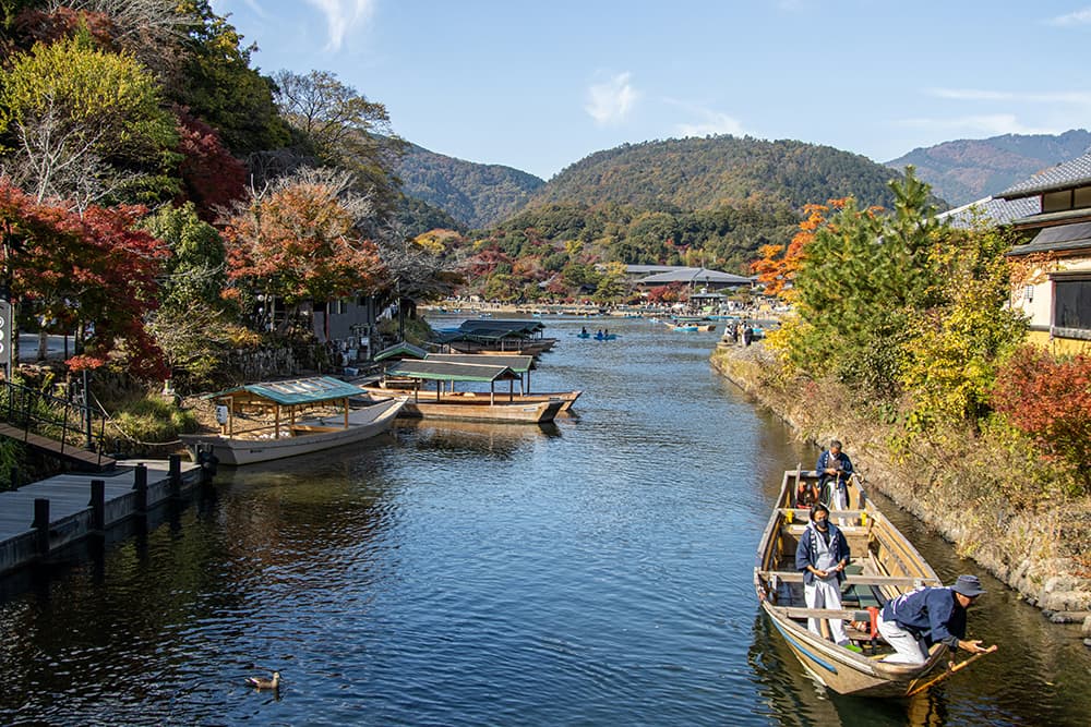des barques sur la rivière à Arashiyama