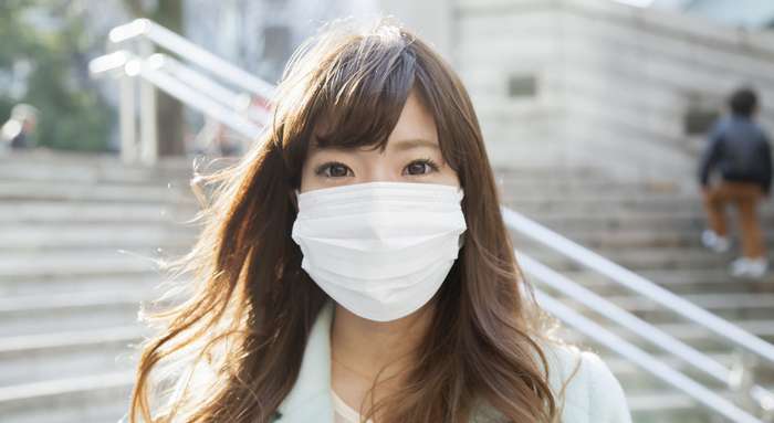 giapponesi indossano le mascherine